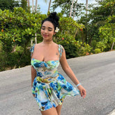 Robe de vacances courte à volants et bretelles spaghetti imprimées